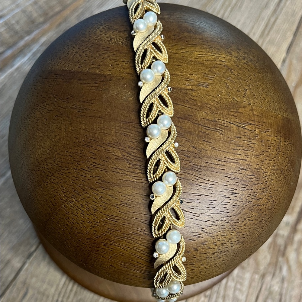 1950’s Trifari Pearl Rhinestone Bracelet. Gold Tone Leaf Design, 7.5” Signed